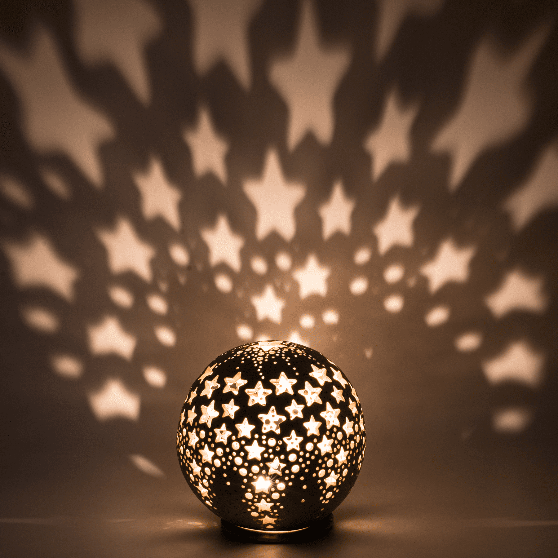 Lampe boule « étoiles »